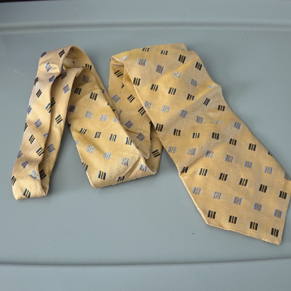 (J28) Geoffrey Beene Yellow Tie with Black and Gray Patterns - Picture 1 of 3